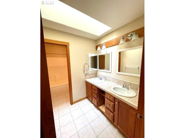 14275 UPLANDS Dr, Lake Oswego, OR 97034