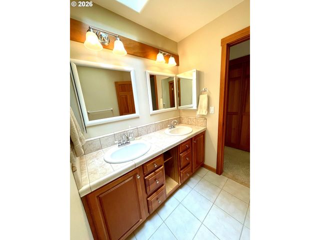 14275 UPLANDS Dr, Lake Oswego, OR 97034
