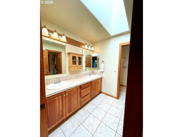 14275 UPLANDS Dr, Lake Oswego, OR 97034