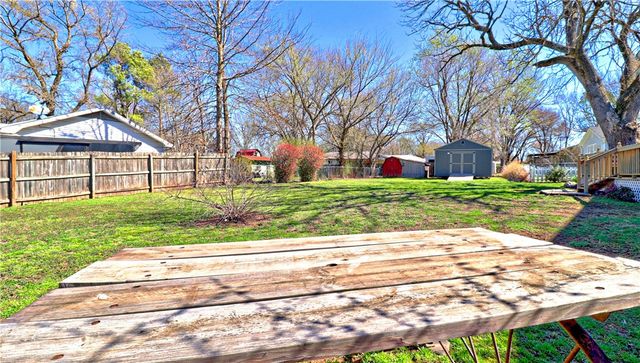 510 2nd Avenue, Gravette, AR 72736