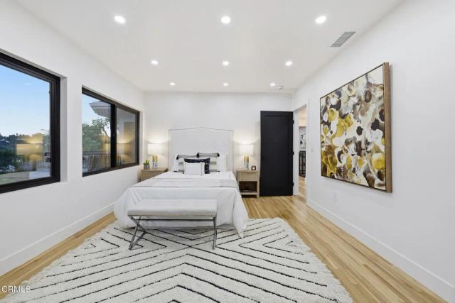 2001 Kenilworth Avenue, Los Angeles, CA 90039