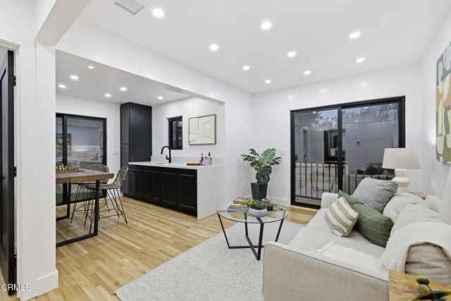 2001 Kenilworth Avenue, Los Angeles, CA 90039