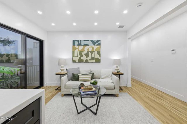 2001 Kenilworth Avenue, Los Angeles, CA 90039