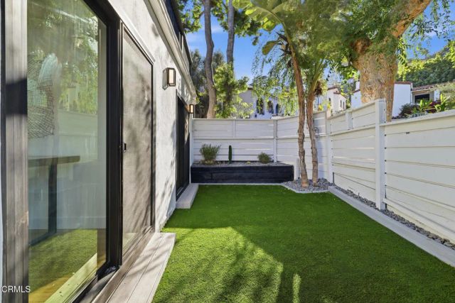 2001 Kenilworth Avenue, Los Angeles, CA 90039