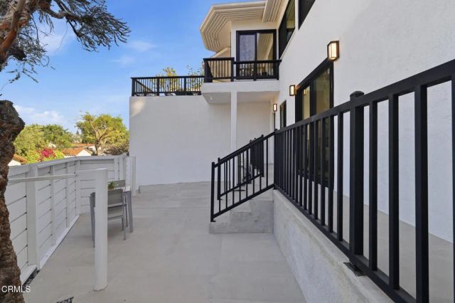 2001 Kenilworth Avenue, Los Angeles, CA 90039