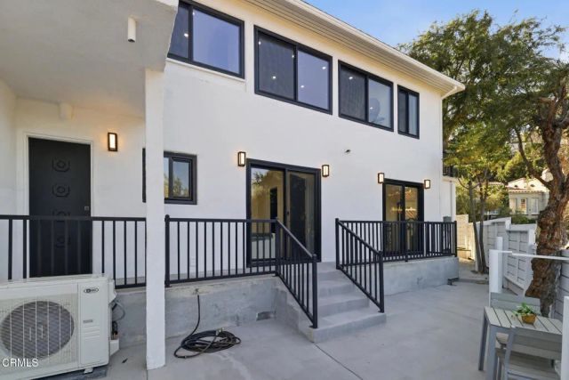2001 Kenilworth Avenue, Los Angeles, CA 90039