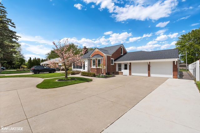 21215 E 11 Mile Road, St Clair Shores, MI 48081
