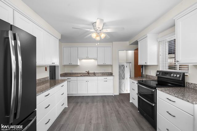 21215 E 11 Mile Road, St Clair Shores, MI 48081