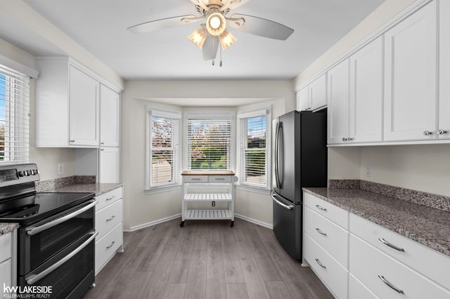 21215 E 11 Mile Road, St Clair Shores, MI 48081