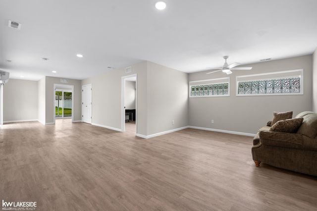 21215 E 11 Mile Road, St Clair Shores, MI 48081