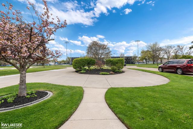 21215 E 11 Mile Road, St Clair Shores, MI 48081