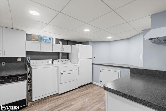21215 E 11 Mile Road, St Clair Shores, MI 48081