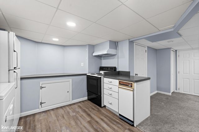 21215 E 11 Mile Road, St Clair Shores, MI 48081