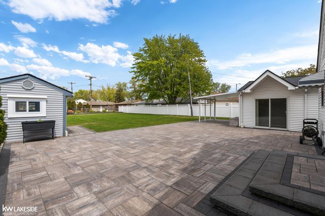 21215 E 11 Mile Road, St Clair Shores, MI 48081
