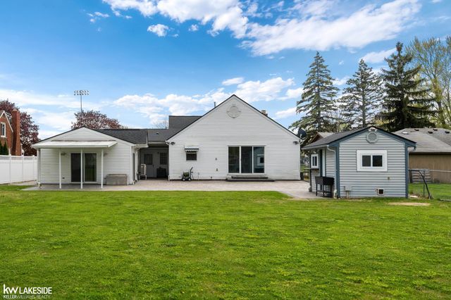 21215 E 11 Mile Road, St Clair Shores, MI 48081