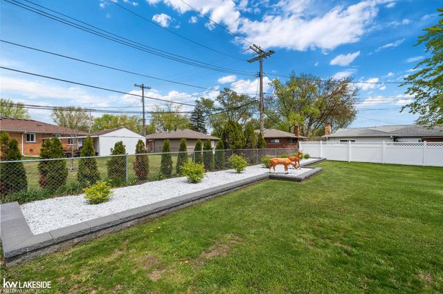 21215 E 11 Mile Road, St Clair Shores, MI 48081