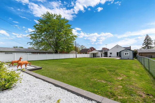 21215 E 11 Mile Road, St Clair Shores, MI 48081
