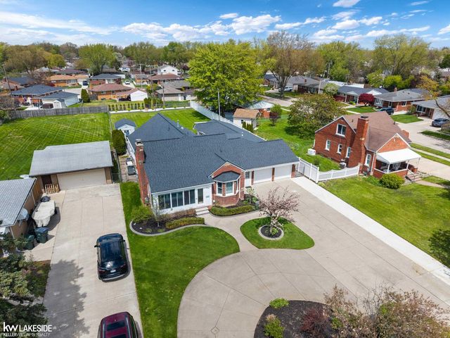 21215 E 11 Mile Road, St Clair Shores, MI 48081
