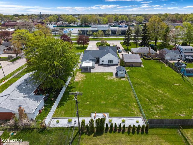 21215 E 11 Mile Road, St Clair Shores, MI 48081