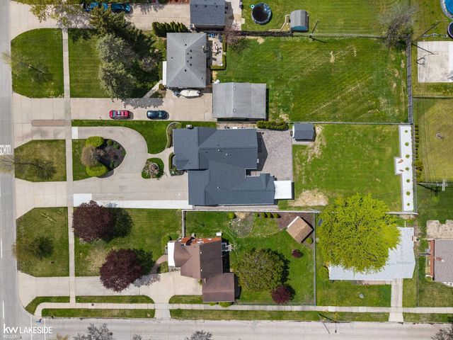 21215 E 11 Mile Road, St Clair Shores, MI 48081