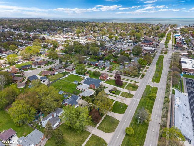 21215 E 11 Mile Road, St Clair Shores, MI 48081