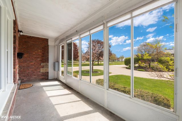 21215 E 11 Mile Road, St Clair Shores, MI 48081