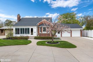 21215 E 11 Mile Road, St Clair Shores, MI 48081