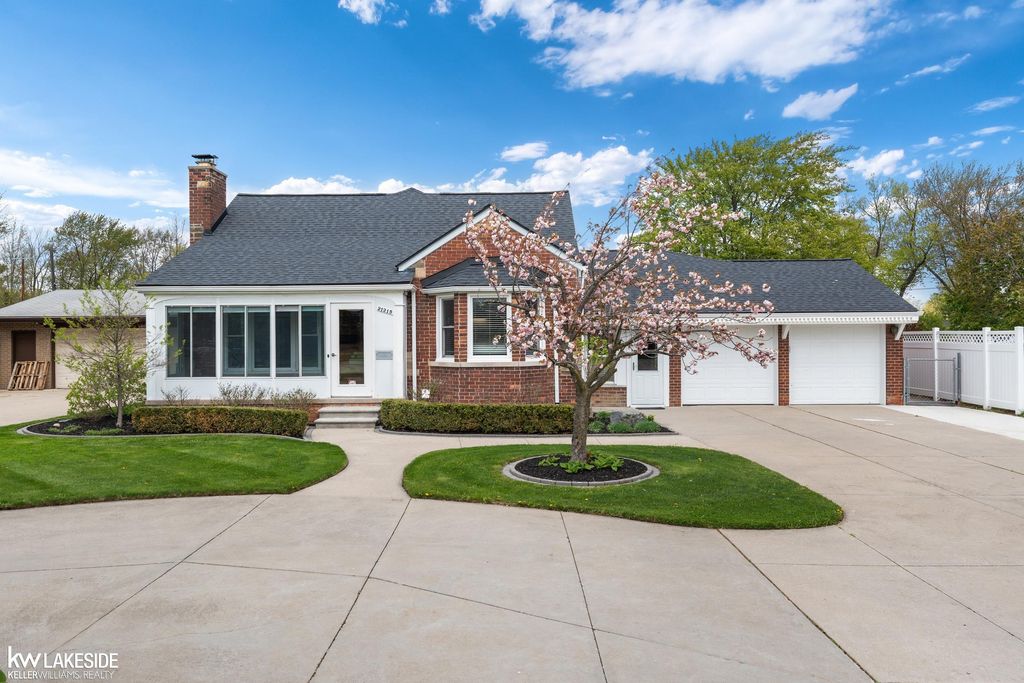 21215 E 11 Mile Road, St Clair Shores, MI 48081