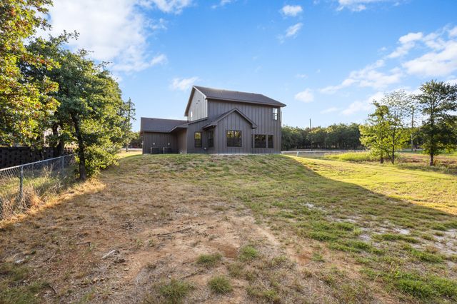 121 Jim Walter Drive, Runaway Bay, TX 76426