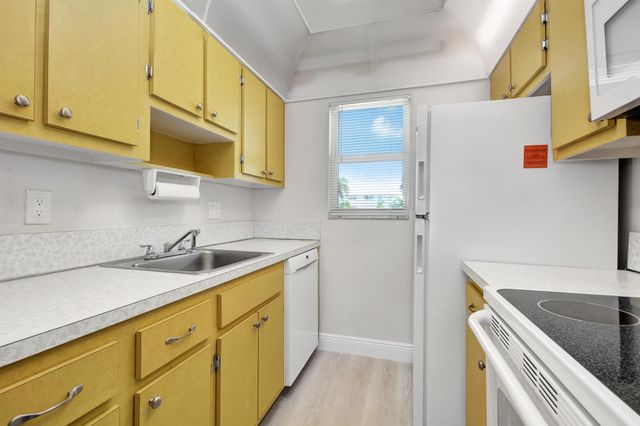 1802 Ocean Drive 112, Boynton Beach, FL 33426