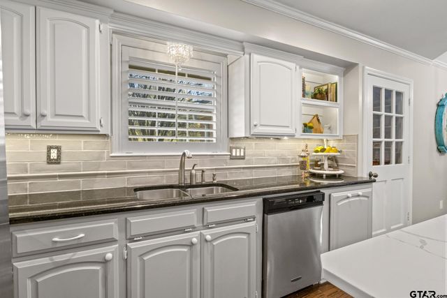 912 Fleming, Mt Pleasant, TX 75455