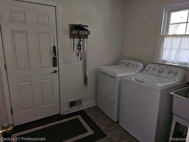 1508 Crooks Road, Rochester Hills, MI 48309