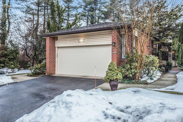 232 Linnet Court, Manhasset, NY 11030