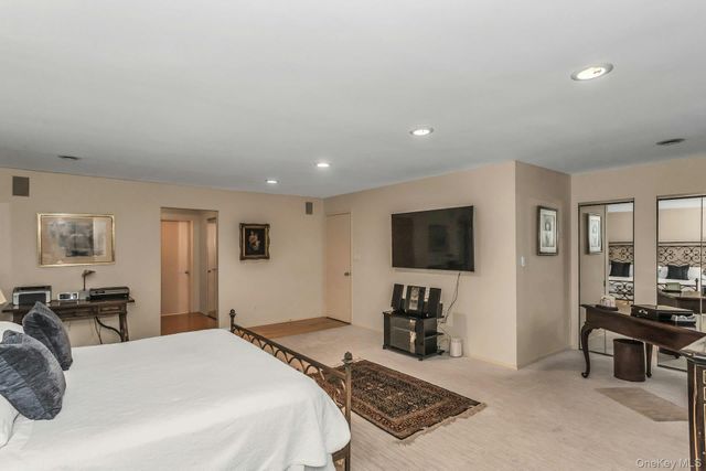 232 Linnet Court, Manhasset, NY 11030