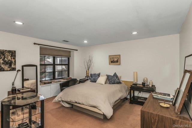 232 Linnet Court, Manhasset, NY 11030