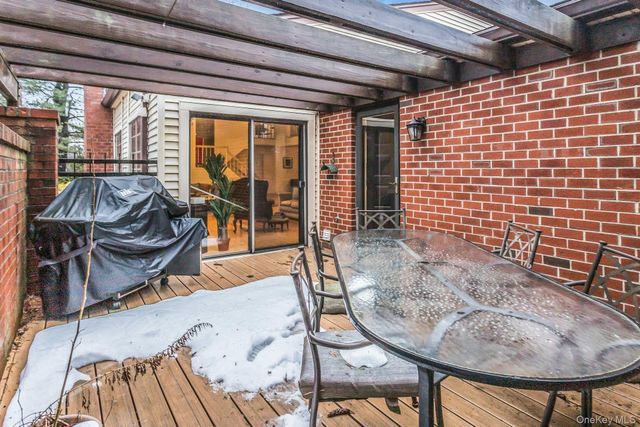 232 Linnet Court, Manhasset, NY 11030