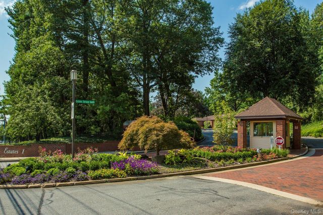 232 Linnet Court, Manhasset, NY 11030