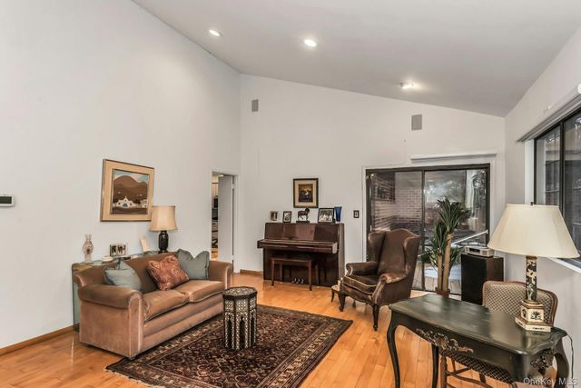 232 Linnet Court, Manhasset, NY 11030