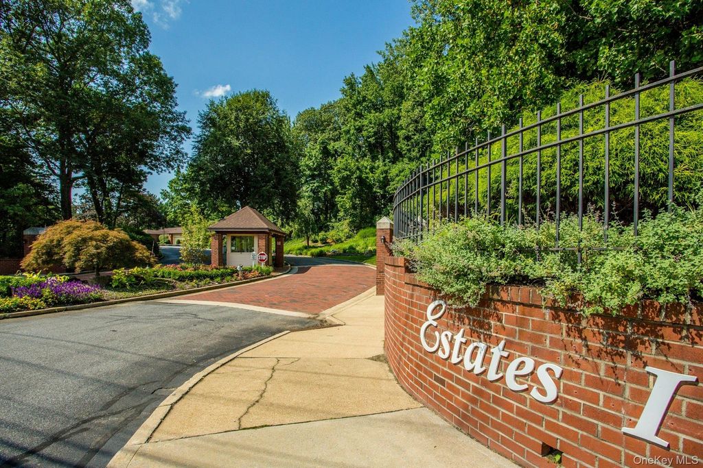 232 Linnet Court, Manhasset, NY 11030