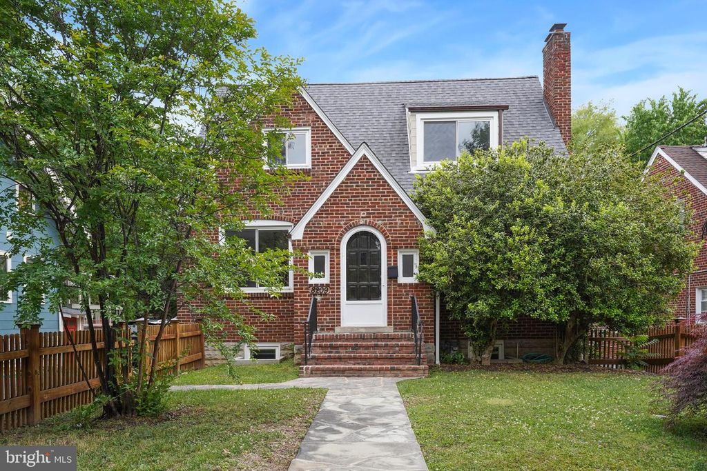 8209 FLOWER AVE, Takoma Park, MD 20912