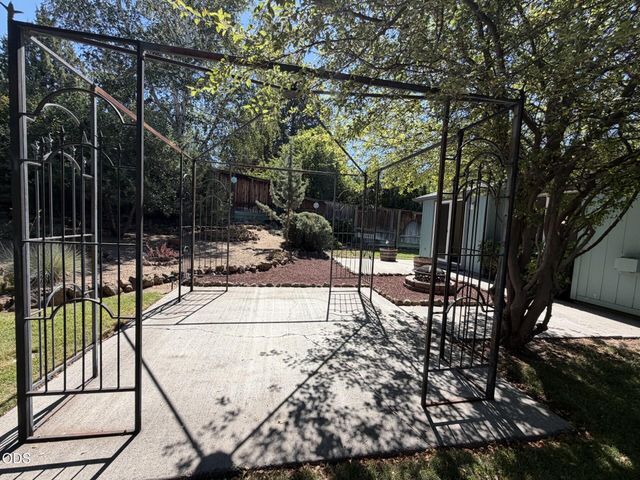 1522 NE Locksley Drive, Bend, OR 97701