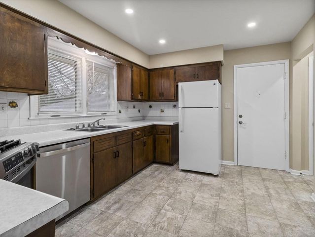 3025 S 72nd STREET, West Allis, WI 53219