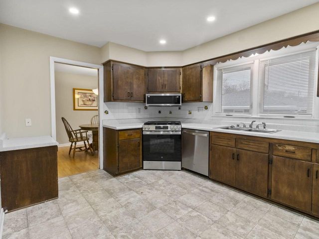 3025 S 72nd STREET, West Allis, WI 53219