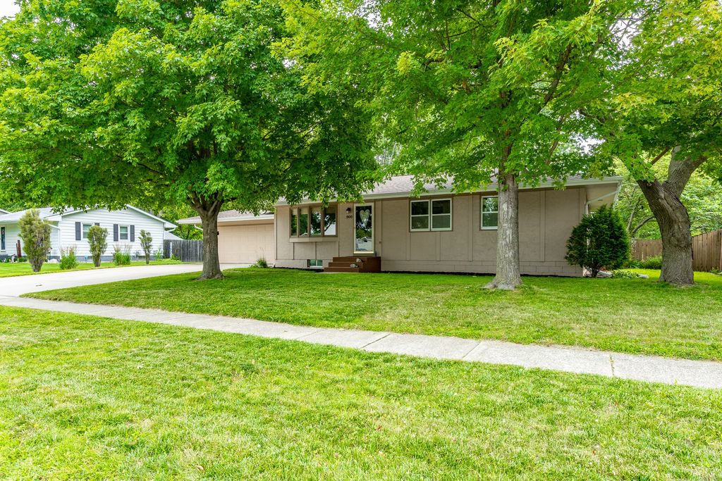 900 1st Street, Waukee, IA 50263