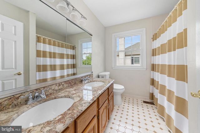 13 BEDFORD LN, Newtown, PA 18940