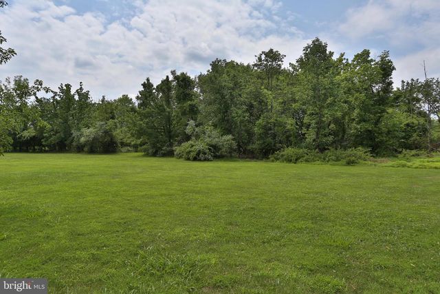 13 BEDFORD LN, Newtown, PA 18940