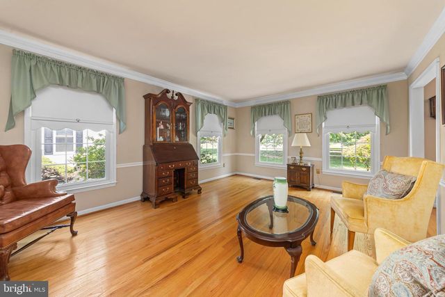 13 BEDFORD LN, Newtown, PA 18940