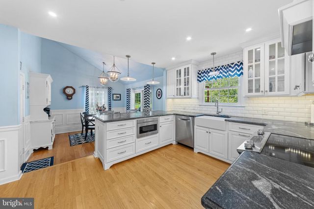 13 BEDFORD LN, Newtown, PA 18940