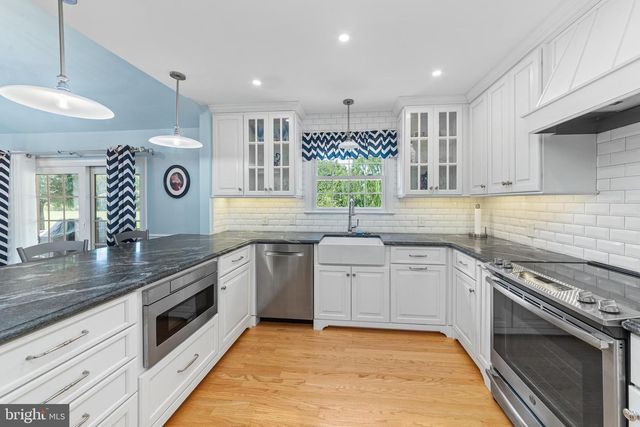 13 BEDFORD LN, Newtown, PA 18940