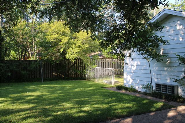 4900 Lake Hurst Drive, Waco, TX 76710